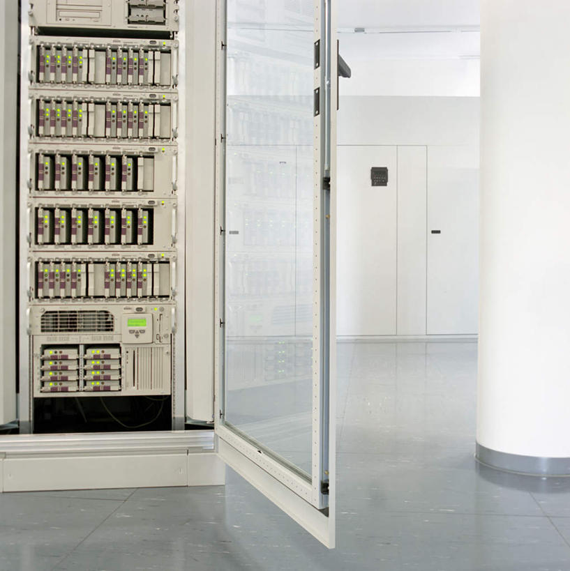 无人,办公室,竖图,室内,白天,正面,电脑,门,网络,墙,地面,输入设备,通讯设备,开关,墙壁,墙面,白色,按钮,门框,台式电脑,光驱,主机,机箱,通信设备,光盘驱动器,彩图