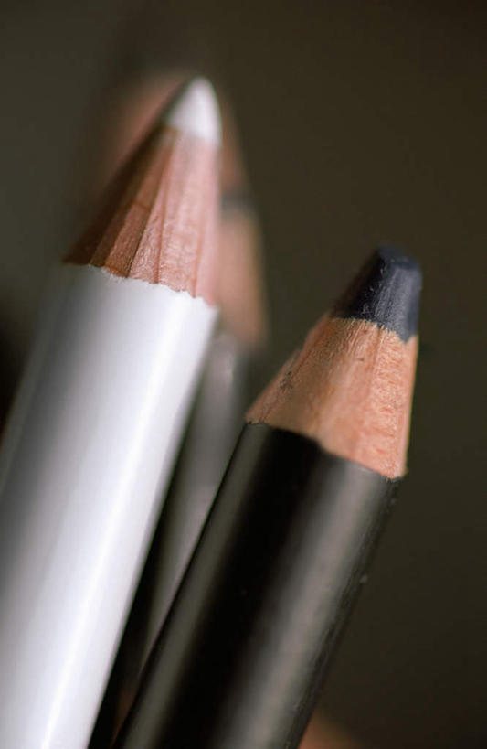 无人,竖图,室内,特写,白天,正面,静物,阴影,灰色背景,朦胧,模糊,光线,纹路,笔,纹理,影子,办公用品,文具,白色,黑色,铅笔,学习用品,四支,摄影,影棚,文具用品,肌理,彩图,影棚拍摄,拍摄