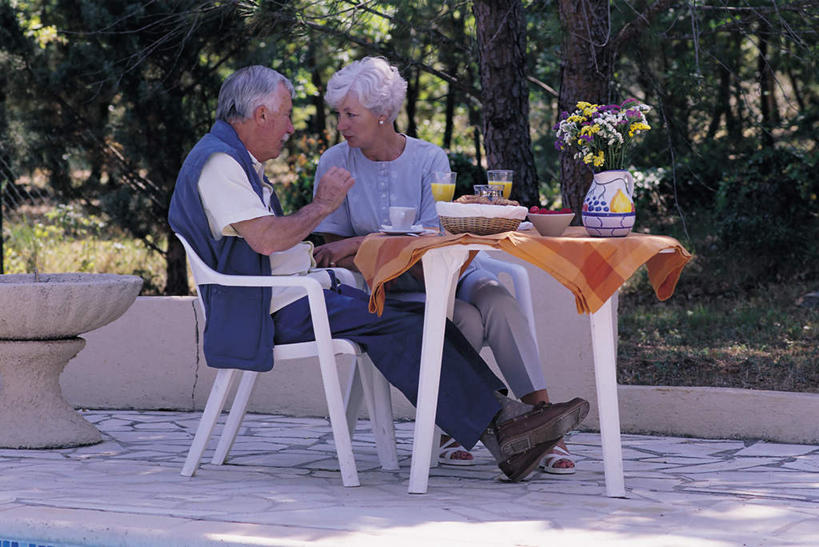 点心,面包,果汁,西方人,两个人,坐,笑,交叉,微笑,露齿笑,横图,室外,白天,侧面,树林,植物,餐桌,桌子,竹子,草莓,柑橘,浆果,杯子,花瓶,水果,椅子,欧洲,欧洲人,握,阴影,竹制,服装,朦胧,模糊,新鲜,盛开,编织,光线,布料,篮子,影子,塑料,陶瓷,生食,橙汁,食品,面点,果实,陶瓷制品,饮品,拿,花蕾,布纹,拿着,注视,休闲装,桌布,花,花瓣,花朵,鲜花,树,树木,食物,糕点,饮料,衣服,绿色,阳光,自然,餐巾,耳环,瓶子,水杯,塑料制品,竹篮,台布,花苞,花蕊,观察,看,休闲,休闲服,握着,服饰,有机食品,绿色食品,生长,成长,餐台,观看,竹条,交织,察看,竹制品,关注,可口,穿插,适口,赌气,老年男性,老年女性,男人,男性,女人,女性,白种人,茶杯,洋莓,水果皇后,橘子,桔子,红莓,地莓,橙子,橙,坐着,彩图,全身