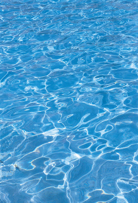 无人,游泳池,竖图,俯视,室外,特写,白天,水,阴影,波纹,光线,纹路,纹理,影子,水池,水面,涟漪,泳池,蓝色,水纹,阳光,波浪,波光粼粼,肌理,水晕,彩图,高角度拍摄