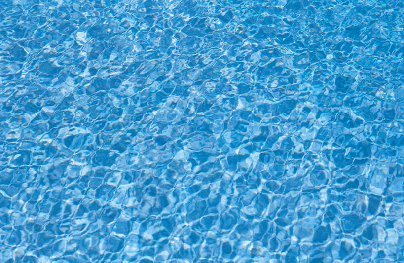 无人,游泳池,横图,俯视,室外,特写,白天,水,阴影,波纹,光线,纹路,纹理,影子,水池,水面,涟漪,泳池,蓝色,水纹,阳光,波浪,波光粼粼,肌理,水晕,彩图,高角度拍摄