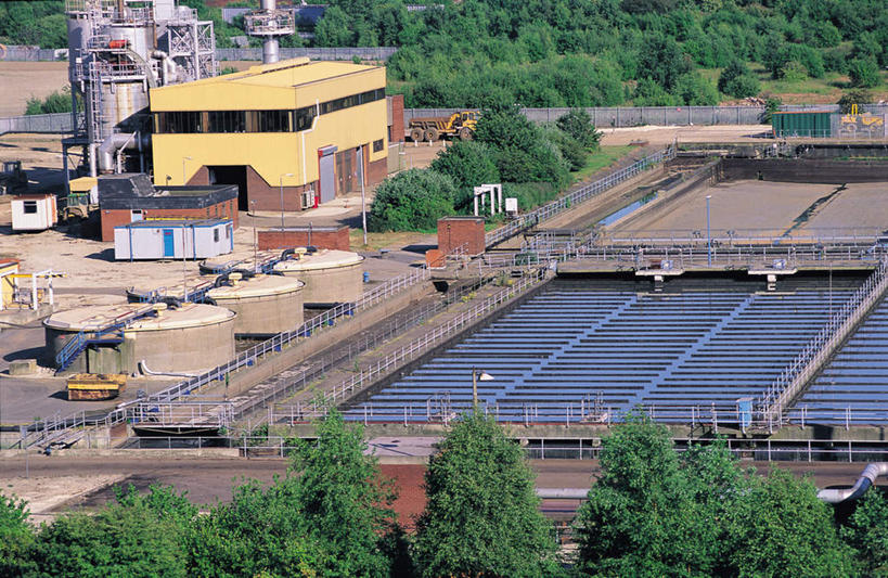 无人,家,工厂,栏杆,横图,俯视,室外,白天,植物,楼梯,路灯,照明,阴影,环保,光线,扶手,影子,房屋,阶梯,屋子,灯光,护栏,楼房,台阶,住宅,灯,树,树木,绿色,阳光,自然,生长,能源,成长,照亮,回收,资源,照明设备,利用,低碳,循环,污水处理厂,持续,彩图,高角度拍摄,房子,工地,制造厂