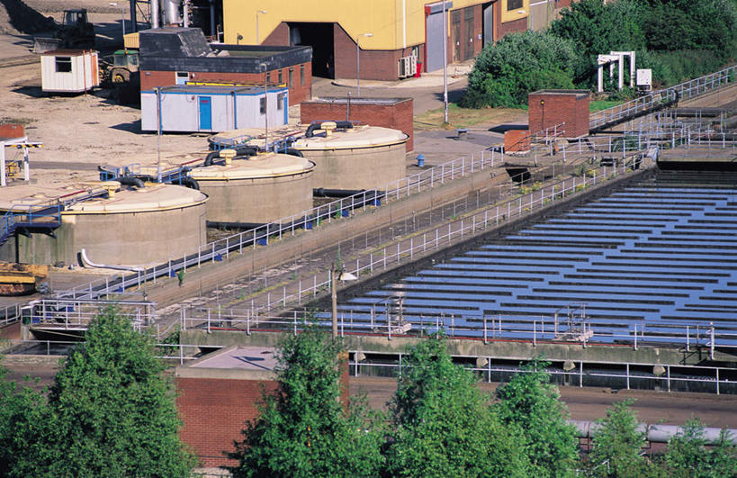 无人,家,工厂,栏杆,横图,俯视,室外,白天,植物,楼梯,路灯,照明,阴影,环保,光线,扶手,影子,房屋,阶梯,屋子,灯光,护栏,楼房,台阶,住宅,灯,树,树木,绿色,阳光,自然,生长,能源,成长,照亮,回收,资源,照明设备,利用,低碳,循环,污水处理厂,持续,彩图,高角度拍摄,房子,工地,制造厂