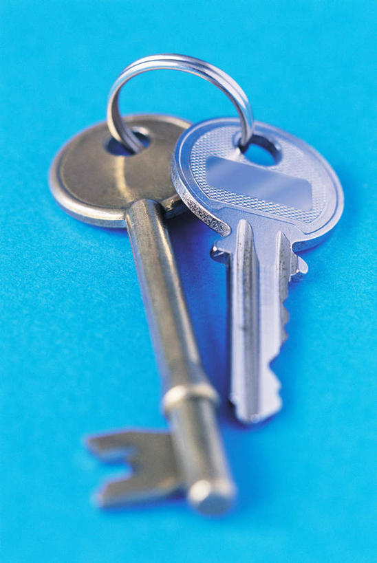 无人,竖图,俯视,室内,特写,白天,安全,静物,金属制品,阴影,蓝色背景,朦胧,模糊,光线,金属,环,影子,防护,钥匙,两把,摄影,影棚,保护,开启,封闭,保险,私密,保全,周全,安稳,安定,防盗,平安,彩图,高角度拍摄,影棚拍摄,拍摄