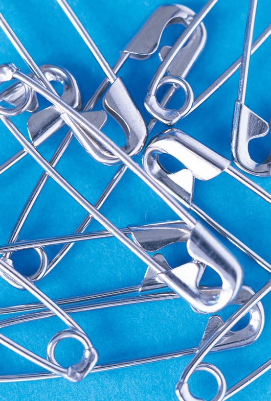 无人,竖图,俯视,室内,特写,白天,静物,一堆,许多,阴影,堆叠,堆积,蓝色背景,光线,影子,办公用品,别针,文具,摄影,影棚,堆,办公设备,文具用品,文化工具,彩图,高角度拍摄,影棚拍摄,拍摄,安全别针