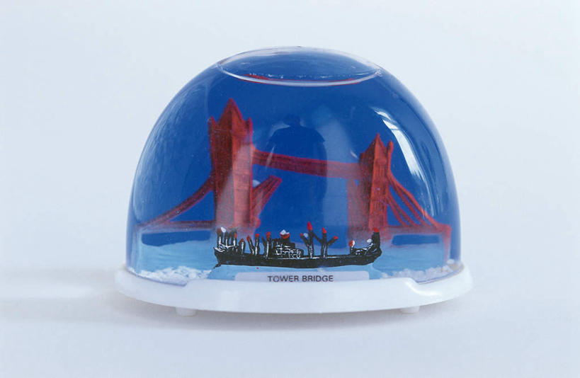 无人,高楼大厦,横图,室内,特写,白天,白色背景,正面,游戏,大厦,建筑,摩天大楼,静物,玩具,阴影,透明,光线,木板,影子,桥,木桥,玩,娱乐,栈桥,玻璃球,休闲,球体,水晶球,益智,摄影,影棚,活动,人行桥,木板桥,发泄,消遣,智力,雪花玻璃球,宣泄,圣诞雪花球,玩耍,嬉戏,彩图,影棚拍摄,拍摄,大楼,高层建筑,高楼,摩天楼