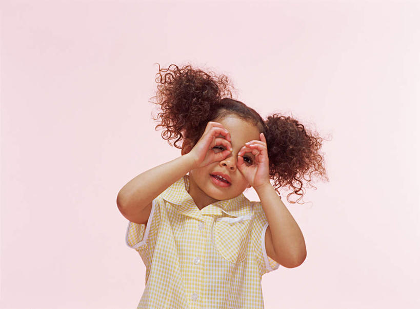 西方人,儿童,脸,头,脸颊,手,一个人,站,横图,室内,特写,白天,正面,制服,纯洁,欧洲,非洲,黑人,欧洲人,双手,仅一个女性,仅一个人,眺望,阴影,粉色背景,远眺,服装,光线,影子,远望,注视,肩膀,小孩,观察,手势,站着,仅一个小孩,手部,校服,可爱,童年,童趣,摄影,影棚,观看,遥望,察看,关注,童真,烂漫,无邪,学生服,了望,远瞩,天真,女孩,女人,女性,非洲人,孩子,头部,脸部,脸蛋,面部,站立,半身,彩图,影棚拍摄,拍摄,女生