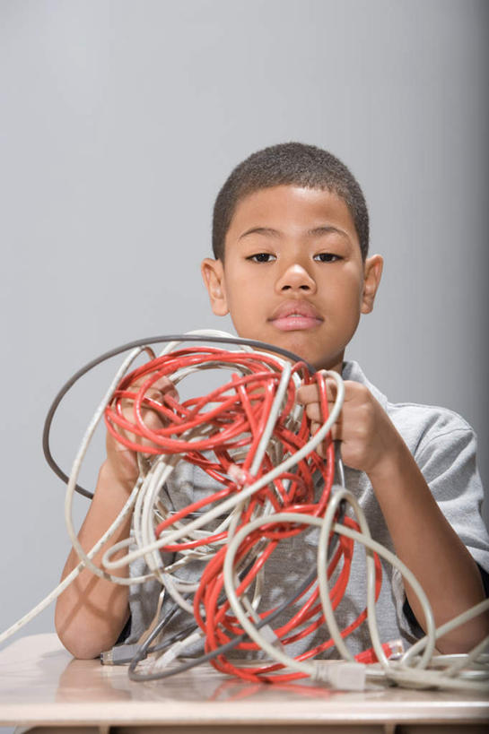 西方人,儿童,一个人,学校,坐,竖图,室内,白天,正面,纯洁,桌子,欧洲,非洲,黑人,欧洲人,仅一个男性,仅一个人,许多,握,阴影,服装,环绕,缠绕,电力,光线,电线,线,影子,墙,电能,凌乱,拿,线路,拿着,注视,休闲装,书桌,校园,墙壁,墙面,小孩,衣服,灰色,课桌,观察,看,仅一个小孩,休闲,教室,休闲服,可爱,童年,童趣,握着,服饰,观看,电,电源,电源线,杂乱,察看,混乱,关注,能量,纠缠,童真,烂漫,无邪,紊乱,杂沓,天真,男孩,男人,男性,非洲人,孩子,坐着,半身,彩图,男生