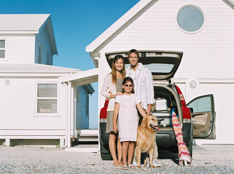 西方人,儿童,三个人,家庭,夫妻,母亲,父亲,女儿,家,站,笑,摸,微笑,露齿笑,横图,室外,白天,正面,凉鞋,裙子,爱情,纯洁,汽车,宠物,狗,鞋子,欧洲,欧洲人,一辆,抚摸,阴影,连衣裙,服装,光线,墨镜,伞,眼镜,影子,雨伞,遮阳伞,房屋,屋子,公寓,浪漫,注视,休闲装,金毛犬,阳伞,洋房,楼房,住宅,车,一只,小孩,衣服,蓝色,蓝天,天空,阳光,动物,太阳镜,太阳眼镜,交通工具,轿车,天,观察,看,站着,休闲,温暖,温馨,父女,母女,三口之家,一家人,休闲服,遮阳镜,恩爱,父爱,可爱,母爱,童年,童趣,恋人,服饰,金毛,晴朗,观看,和睦,察看,金毛猎犬,关注,载具,寻回犬,童真,烂漫,无邪,金毛寻回犬,忠诚,万里无云,金毛狗,金毛寻回狗,寻回狗,两栋,天真,男人,男性,年轻男性,年轻女性,女孩,女人,女性,白种人,孩子,年轻人,夫妇,情侣,晴空,晴空万里,犬,触摸,接触,站立,彩图,全身,夹趾拖鞋,人字拖,人字拖鞋,房子,伴侣,融洽,女生