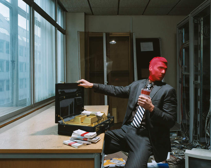 西方人,一个人,商务人士,商务男性,办公室,坐,横图,室内,白天,正面,衬衫,西装,安全,钱,窗户,家具,桌子,欧洲,欧洲人,仅一个男性,仅一个人,许多,握,阴影,套装,正装,电力,光线,电线,钱币,线,影子,办公桌,墙,电能,凌乱,拿,线路,拿着,扭头,注视,职业装,袜子,黄金,玻璃窗,墙壁,墙面,仅一个年轻男性,红色,白色,箱子,观察,看,转头,保险箱,握着,钞票,金融,纸币,经济,观看,电,保护,电源,电源线,杂乱,察看,混乱,关注,保险,商务装,私密,能量,流通,纸钞,贸易,工薪阶层,办公家具,紊乱,杂沓,货币,现金,男人,男性,年轻男性,白种人,白领,上班族,坐着,半身,彩图,衬衣