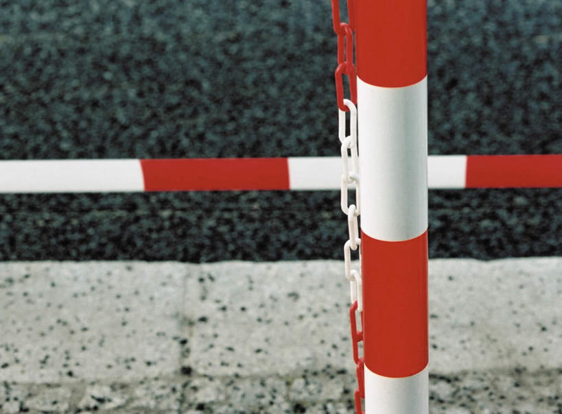 无人,栏杆,横图,俯视,室外,特写,白天,道路,路,公路,静物,阴影,条纹,光线,影子,围栏,交通,护栏,红色,白色,铁链,链条,马路,彩图,高角度拍摄