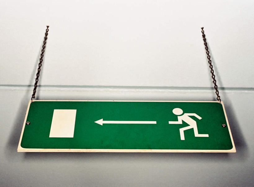 无人,跑,横图,室内,特写,白天,仰视,安全,门,静物,墙,方向,箭头,墙壁,墙面,白色,门框,消防,指向,安全出口,灭火,簇,跑步,彩图,低角度拍摄,拟人
