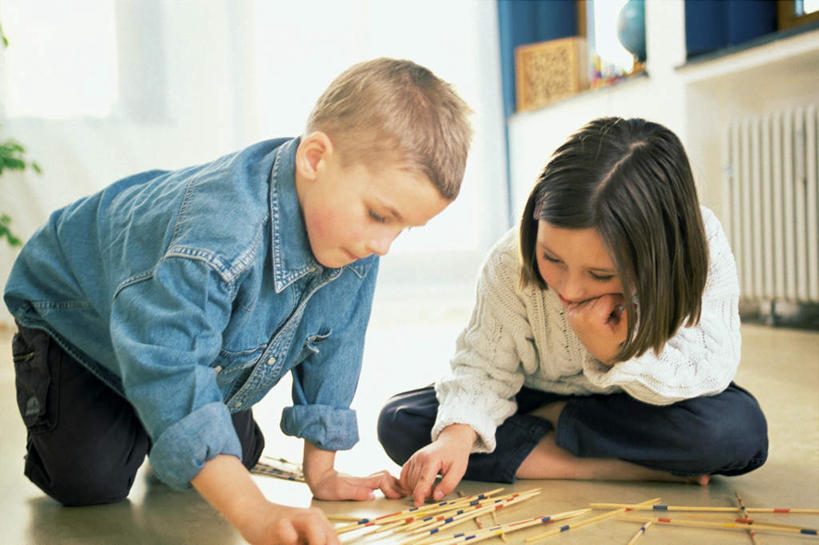 西方人,儿童,两个人,伙伴,朋友,坐,跪,盘腿,横图,室内,白天,正面,游戏,友谊,纯洁,窗户,窗帘,地板,柜子,欧洲,欧洲人,撑,指,阴影,服装,朦胧,模糊,装饰,光线,影子,墙,地面,玩,托腮,注视,指点,休闲装,娱乐,木地板,玻璃窗,墙壁,墙面,小孩,衣服,白色,帘子,衣橱,观察,看,托,休闲,休闲服,遮阳,游戏棒,可爱,童年,童趣,服饰,观看,活动,华丽,修饰,点缀,察看,指向,发泄,关注,消遣,智力,托下巴,童真,烂漫,无邪,撒棒,挑棍,更衣橱,宣泄,衬托,美观,雅致,雅观,天真,友情,男孩,男人,男性,女孩,女人,女性,白种人,跪着,盘腿而坐,盘膝,盘着腿的,盘着腿坐,双腿交叉,玩耍,嬉戏,坐着,半身,彩图,男生,女生