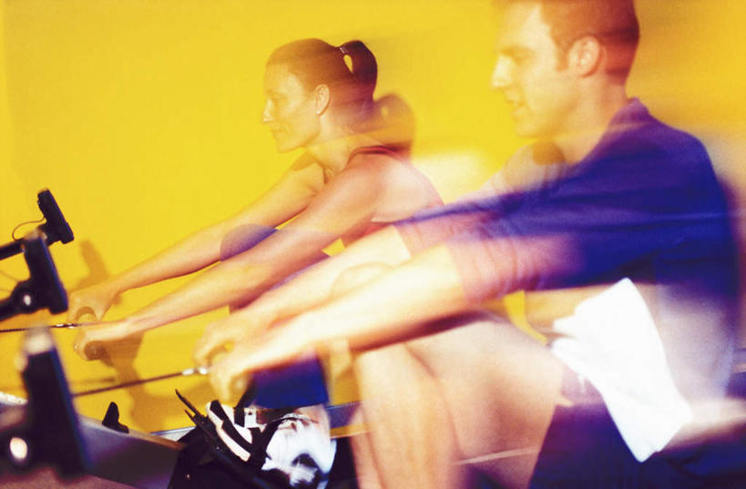 西方人,两个人,伙伴,朋友,健身房,横图,室内,白天,侧面,运动服,锻炼,友谊,运动,欧洲,欧洲人,握,阴影,黄色背景,服装,朦胧,模糊,光线,影子,墙,注视,娱乐,运动器械,墙壁,墙面,衣服,黄色,观察,看,享受,休闲,健身器械,放松,握着,服饰,观看,察看,衣着,穿着,关注,健身器材,室内运动,衣饰,划船器,友情,男人,男性,年轻男性,年轻女性,女人,女性,白种人,半身,彩图,健身,健身馆,运动器材,运动装