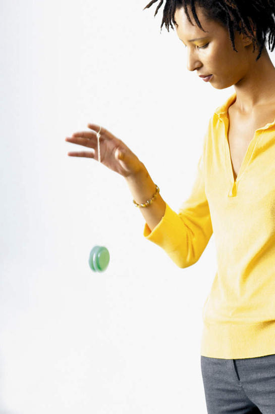 西方人,一个人,站,举,竖图,室内,白天,白色背景,侧面,游戏,玩具,欧洲,非洲,黑人,欧洲人,仅一个年轻女性,仅一个女性,仅一个人,握,阴影,服装,光线,影子,拿,玩,拎,拿着,注视,休闲装,娱乐,一个,衣服,观察,看,托,站着,休闲,休闲服,益智,握着,摄影,服饰,影棚,单个,观看,活动,察看,发泄,关注,消遣,智力,溜溜球,悠悠球,宣泄,年轻女性,女人,女性,非洲人,举起,举手,举着,玩耍,嬉戏,向上举,向上伸,向上托,站立,半身,彩图,影棚拍摄,拍摄,拎着