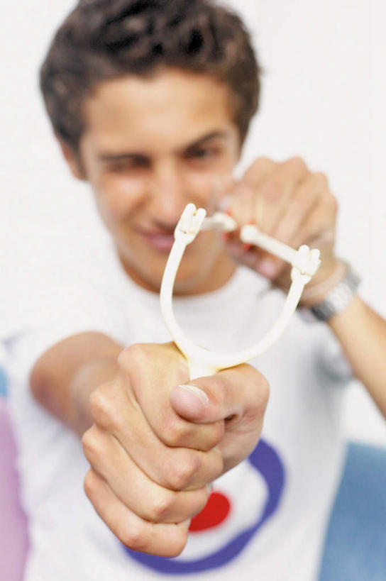 西方人,一个人,站,竖图,室内,白天,白色背景,正面,欧洲,欧洲人,双手,仅一个男性,仅一个人,握,阴影,服装,朦胧,模糊,光线,影子,注视,休闲装,仅一个年轻男性,一个,衣服,观察,看,站着,休闲,眯眼,休闲服,眯,握着,摄影,服饰,影棚,单个,观看,察看,关注,弹弓,男人,男性,年轻男性,白种人,站立,半身,彩图,影棚拍摄,拍摄