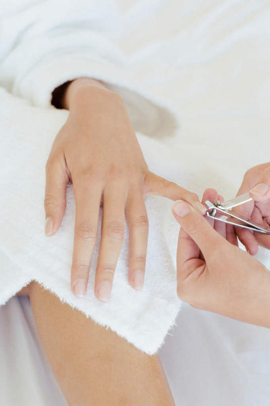 西方人,手,两个人,伙伴,朋友,坐,竖图,俯视,室内,特写,白天,友谊,床,欧洲,欧洲人,双手,握,阴影,睡衣,朦胧,模糊,光线,影子,床单,拿,拿着,被子,一个,白色,手部,握着,单人床,单个,被单,指甲钳,寝衣,友情,年轻女性,女人,女性,白种人,坐着,半身,彩图,高角度拍摄