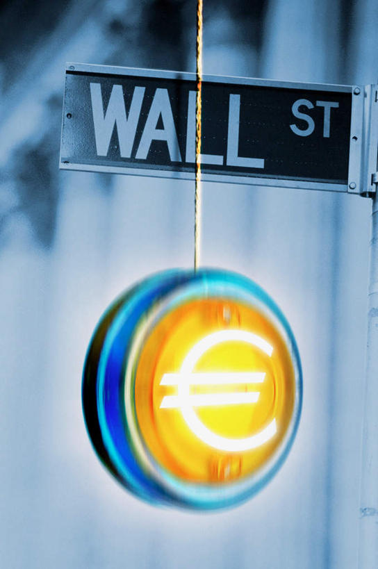 无人,竖图,室内,白天,正面,游戏,指示牌,静物,玩具,一排,吊挂,悬挂,阴影,朦胧,模糊,整齐,光线,英文,标志,文字,影子,字符,字母,墙,挂,玩,娱乐,标识,墙壁,墙面,排列,一个,黄色,白色,休闲,益智,单个,活动,英文字母,队列,发泄,消遣,智力,溜溜球,悠悠球,宣泄,玩耍,嬉戏,彩图