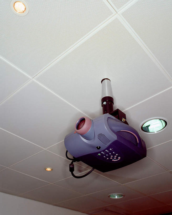 无人,竖图,室内,特写,白天,仰视,天花板,静物,吊挂,悬挂,阴影,光线,影子,投影仪,办公用品,挂,一个,白色,单个,彩图,低角度拍摄