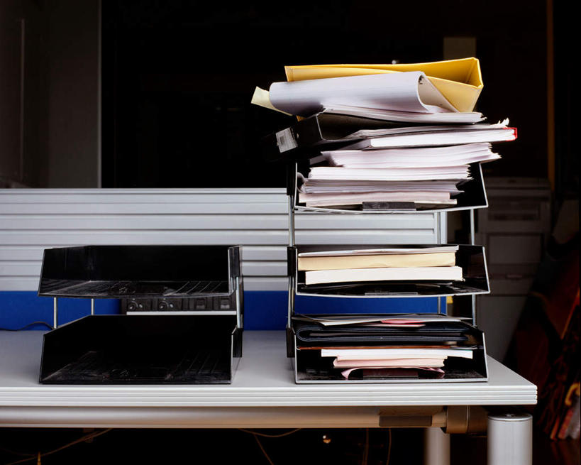 无人,办公室,横图,室内,特写,白天,正面,家具,桌子,静物,一堆,许多,阴影,堆叠,堆积,光线,材料,档案,文件,影子,办公桌,黑色,资料,堆,文档,文件架,资料架,办公家具,文件框,文件盘,文件托盘,文件座,资料档,资料座,彩图