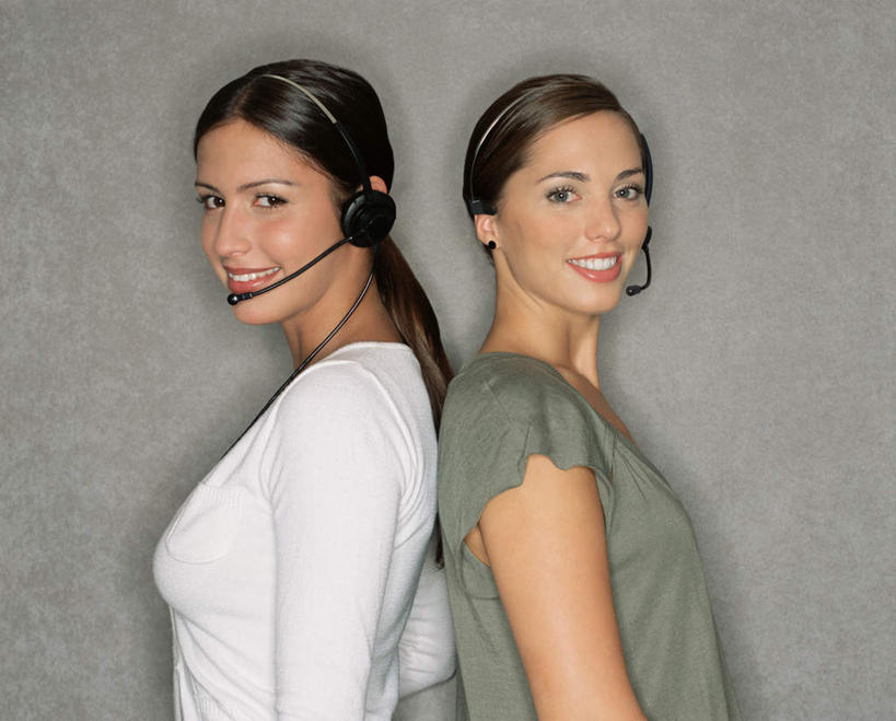 西方人,两个人,同事,商务人士,商务女性,站,笑,微笑,露齿笑,横图,室内,白天,侧面,通讯,安全,成功,合作,团队,集体,信心,客服,欧洲,欧洲人,阴影,灰色背景,套装,光线,信息,影子,话务员,扭头,依靠,注视,队伍,耳机,耳麦,话筒,观察,看,倚靠,站着,转头,背靠背,背对背,服务,通信,摄影,影棚,观看,协调,察看,麦克风,领导,成就,关注,销售,商务装,合伙,领袖,工薪阶层,客服人员,电话销售,接待员,信任,年轻女性,女人,女性,白种人,白领,接线员,上班族,站立,半身,彩图,影棚拍摄,拍摄