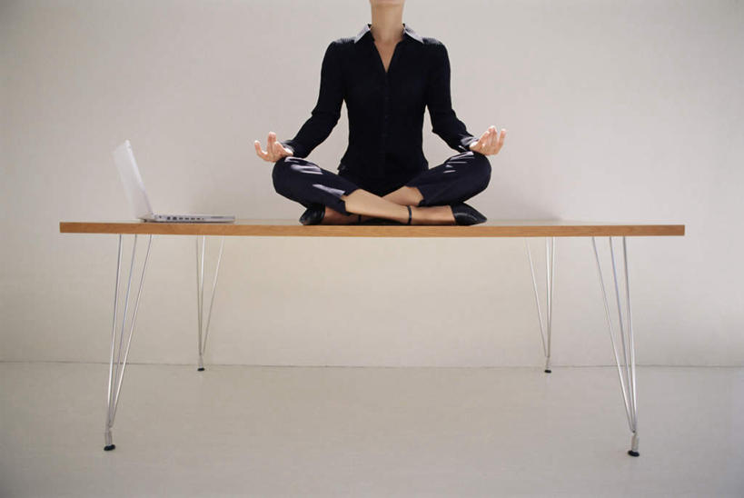 西方人,腿部,脚,脚趾,脚趾甲,腿,一个人,商务人士,商务女性,坐,盘腿,横图,室内,白天,正面,电脑,笔记本电脑,椅子,欧洲,欧洲人,仅一个女性,仅一个人,阴影,套装,光线,网络,影子,木椅,注视,光脚,通讯设备,观察,看,仅一个中年女性,赤脚,观看,一台,察看,无线,关注,通信设备,商务装,无线网络,无线上网,便携式电脑,工薪阶层,手提电脑,女人,女性,中年女性,白种人,脚指甲,白领,上班族,盘腿而坐,盘膝,盘着腿的,盘着腿坐,双腿交叉,坐着,半身,彩图