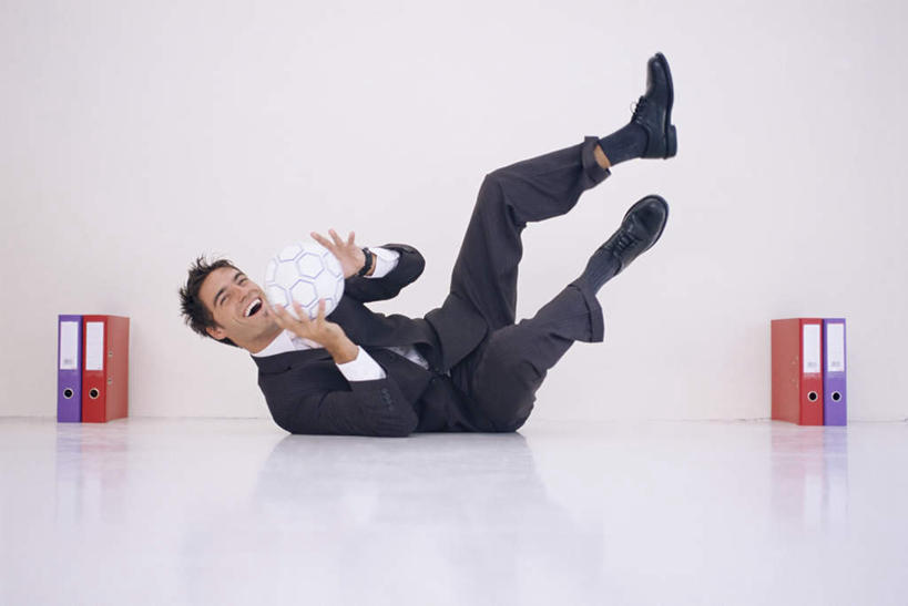 西方人,一个人,商务人士,商务男性,躺,笑,微笑,露齿笑,横图,室内,白天,正面,鞋,衬衫,鞋子,欧洲,欧洲人,仅一个男性,仅一个人,一双,阴影,套装,光线,材料,档案,文件,影子,皮革,注视,仅一个年轻男性,资料,观察,看,观看,察看,关注,文档,商务装,工薪阶层,四份,卧着,男人,男性,年轻男性,白种人,白领,上班族,躺着,卧,彩图,全身,衬衣,皮鞋