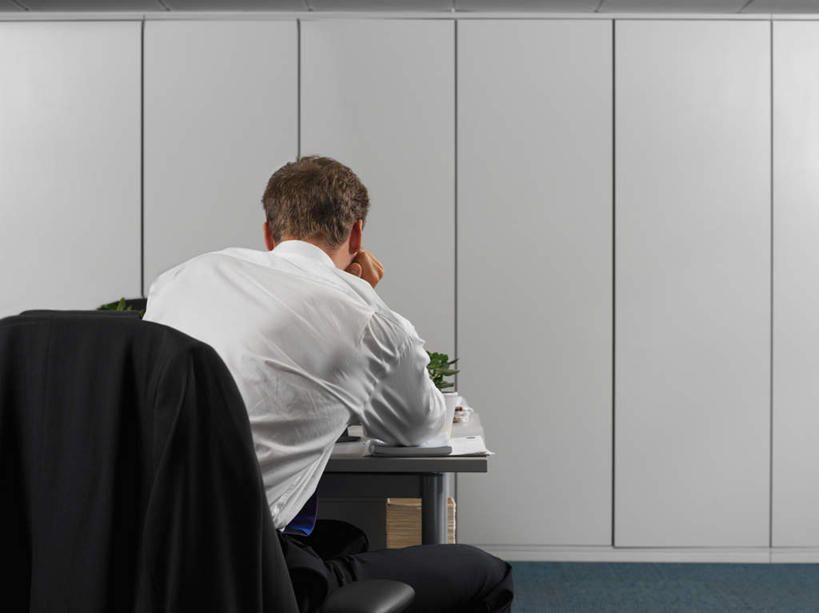 西方人,一个人,商务人士,商务男性,办公室,坐,横图,室内,白天,衬衫,寂寞,柜子,家具,桌子,椅子,欧洲,欧洲人,仅一个男性,仅一个人,仅一个中年男性,撑,套装,办公桌,储物柜,托腮,背面,会议椅,托,疲倦,办公椅,疲劳,疲惫,储存,托下巴,失落,商务装,工薪阶层,办公家具,疲乏,商务椅,培训椅,储备,蕴藏,贮备,孤单,男人,男性,中年男性,白种人,白领,上班族,坐着,半身,彩图,衬衣,贮存,寥寂