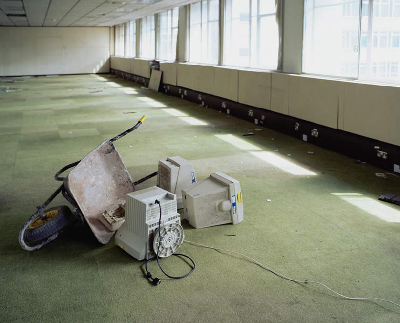 无人,横图,俯视,室内,白天,电脑,显示器,鼠标,键盘,窗户,一辆,阴影,光线,网络,影子,墙,凌乱,破坏,输入设备,通讯设备,破损,玻璃窗,墙壁,墙面,车,手推车,交通工具,台式电脑,独轮车,损坏,混乱,载具,通信设备,输出设备,纷乱,缭乱,庞杂,彩图,高角度拍摄