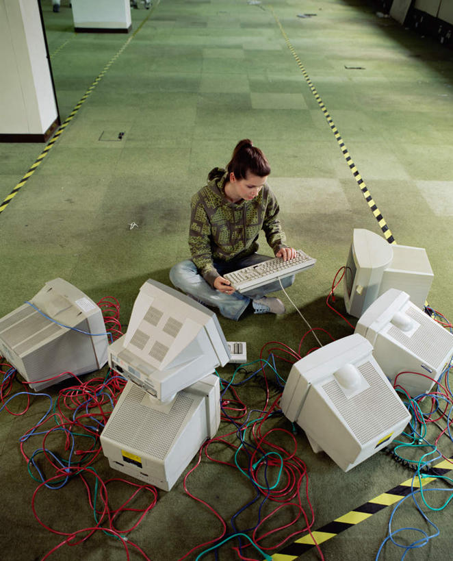 西方人,一个人,办公室,坐,竖图,俯视,室内,白天,电脑,显示器,鼠标,键盘,窗户,欧洲,欧洲人,仅一个年轻女性,仅一个女性,仅一个人,许多,握,阴影,服装,光线,网络,影子,柱子,墙,很多,拿,拿着,注视,休闲装,输入设备,通讯设备,玻璃窗,墙壁,墙面,衣服,观察,看,休闲,休闲服,连帽衫,台式电脑,握着,服饰,观看,察看,关注,通信设备,帽衫,输出设备,失业,年轻女性,女人,女性,白种人,坐着,彩图,高角度拍摄,全身