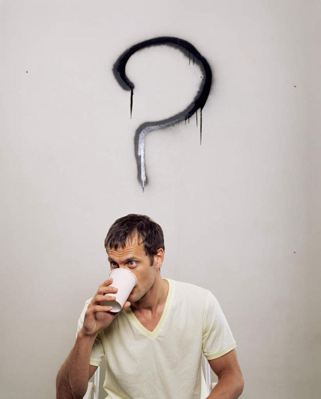 西方人,一个人,竖图,室内,白天,白色背景,正面,抽象,绘画,杯子,欧洲,欧洲人,仅一个男性,仅一个人,仅一个中年男性,喝,握,服装,艺术,彩绘,符号,图案,墙,艺术品,古典,拿,拿着,注视,休闲装,文化,墙壁,墙面,衣服,纸制品,工艺品,观察,看,品味,休闲,概念,休闲服,握着,摄影,服饰,影棚,观看,纸杯,疑问,美术,察看,问号,高雅,关注,一次性杯子,美学,图文,疑难,男人,男性,中年男性,白种人,半身,彩图,影棚拍摄,拍摄,涂鸦