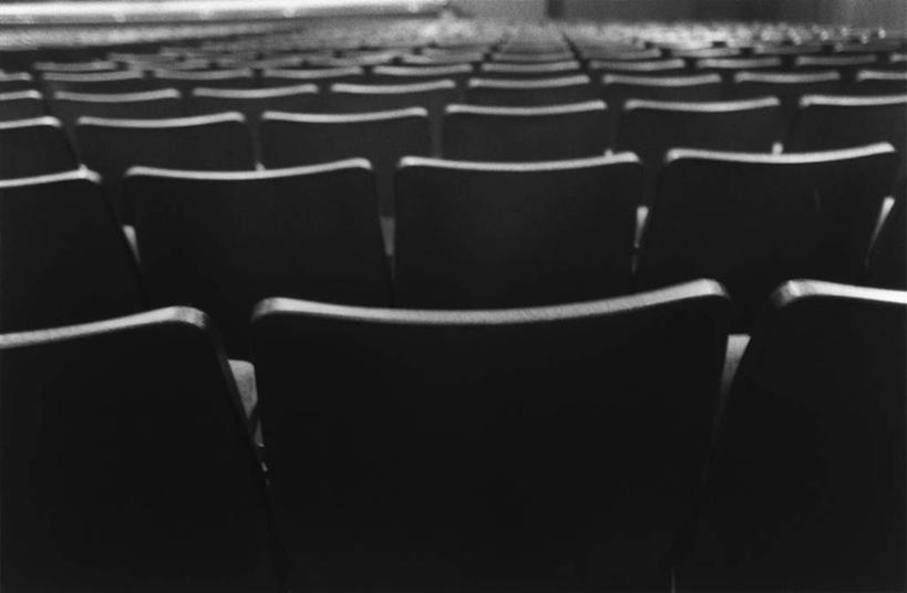 无人,横图,黑白,室内,白天,正面,剧院,椅子,照明,一排,许多,阴影,整齐,并列,并排,光线,影子,灯光,很多,灯,排列,灯具,聚光灯,照亮,照明设备,队列,平行,剧场