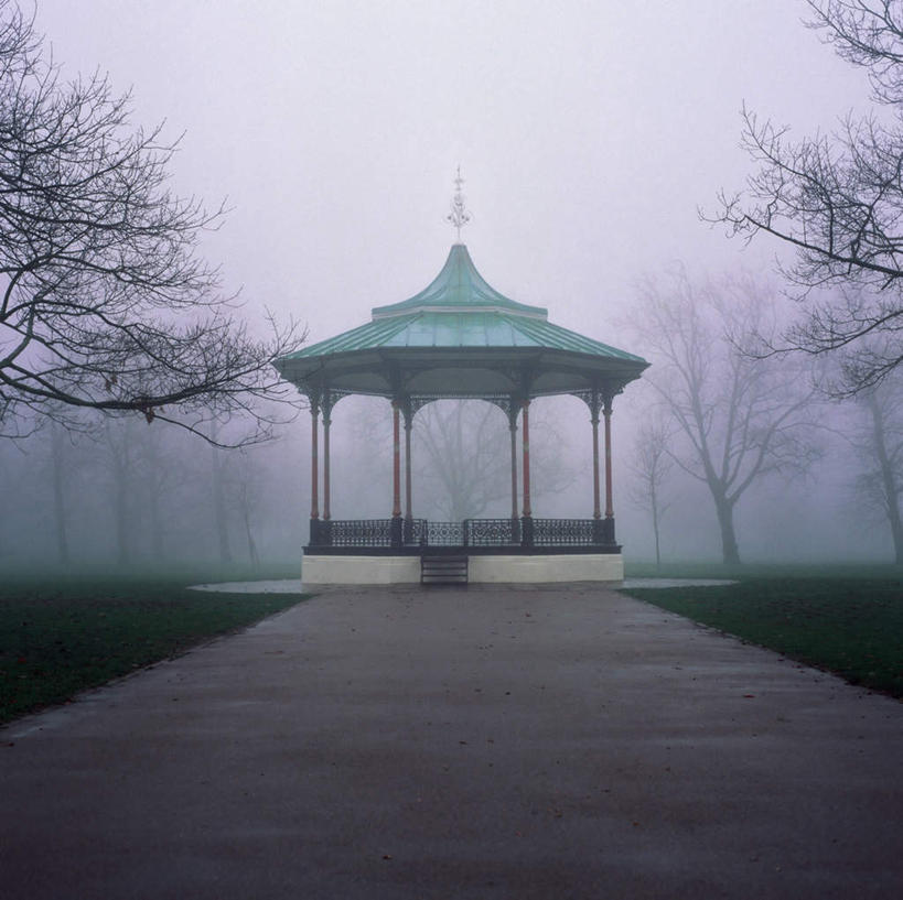 无人,横图,室外,白天,正面,旅游,度假,草地,草坪,美景,植物,雾,道路,路,阴影,朦胧,模糊,光线,影子,亭子,景观,小路,交通,娱乐,草,树,树木,绿色,阳光,自然,凉亭,享受,休闲,景色,放松,生长,成长,迷雾,笔直,自然风光,笔挺,大雾,彩图