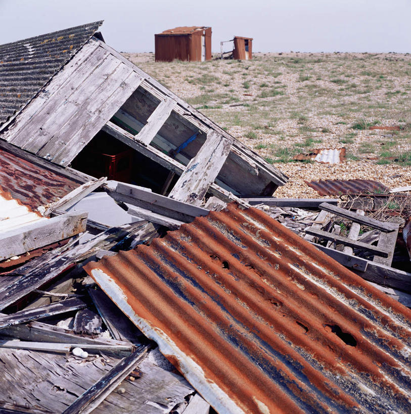无人,家,木屋,竖图,室外,白天,正面,旅游,度假,草地,美景,沙漠,植物,阴影,光线,影子,地平线,景观,辽阔,地面,破坏,娱乐,破损,住宅,草,蓝色,绿色,蓝天,天空,阳光,自然,天,享受,休闲,广阔,景色,放松,晴朗,一望无际,损坏,自然风光,延伸,万里无云,天地相交,无边无际,一马平川,两栋,大漠,砂漠,晴空,晴空万里,彩图,茅舍,茅屋,棚屋,小木屋,小屋