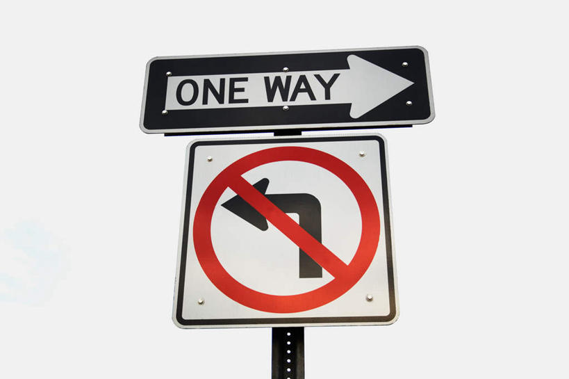 无人,横图,室外,特写,白天,仰视,阴影,光线,英文,标志,符号,路标,图案,文字,影子,字符,字母,警告,方向,标识,箭头,红色,蓝色,白色,黑色,蓝天,天空,阳光,天,警示,晴朗,英文字母,禁止,提醒,指向,提示,限制,交通标志,万里无云,簇,唯一,单独,危险,晴空,晴空万里,彩图,低角度拍摄