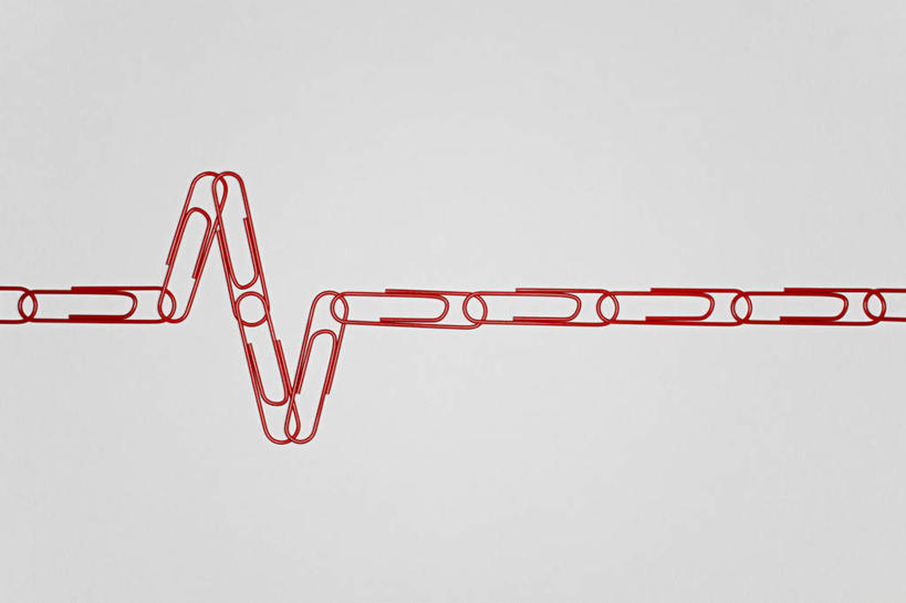 无人,横图,俯视,室内,特写,白天,桌面,桌子,静物,金属制品,一排,许多,阴影,灰色背景,整齐,光线,金属,木制,影子,办公用品,回形针,很多,文具,排列,红色,木制品,学习用品,摄影,影棚,办公设备,文具用品,队列,曲别针,文化工具,彩图,高角度拍摄,影棚拍摄,拍摄