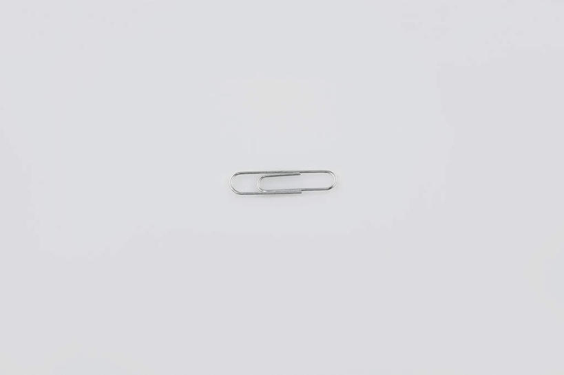 无人,横图,俯视,室内,特写,白天,桌面,桌子,静物,金属制品,阴影,灰色背景,光线,金属,木制,影子,办公用品,回形针,文具,一个,木制品,学习用品,摄影,影棚,单个,办公设备,文具用品,曲别针,文化工具,彩图,高角度拍摄,影棚拍摄,拍摄