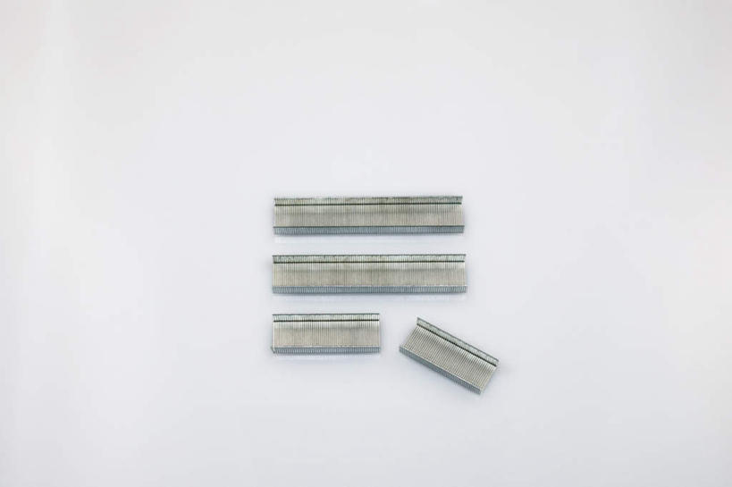 无人,横图,俯视,室内,特写,白天,桌面,桌子,静物,一排,许多,阴影,灰色背景,整齐,并列,并排,光线,木制,影子,很多,排列,木制品,摄影,影棚,队列,平行,钉书钉,彩图,高角度拍摄,影棚拍摄,拍摄