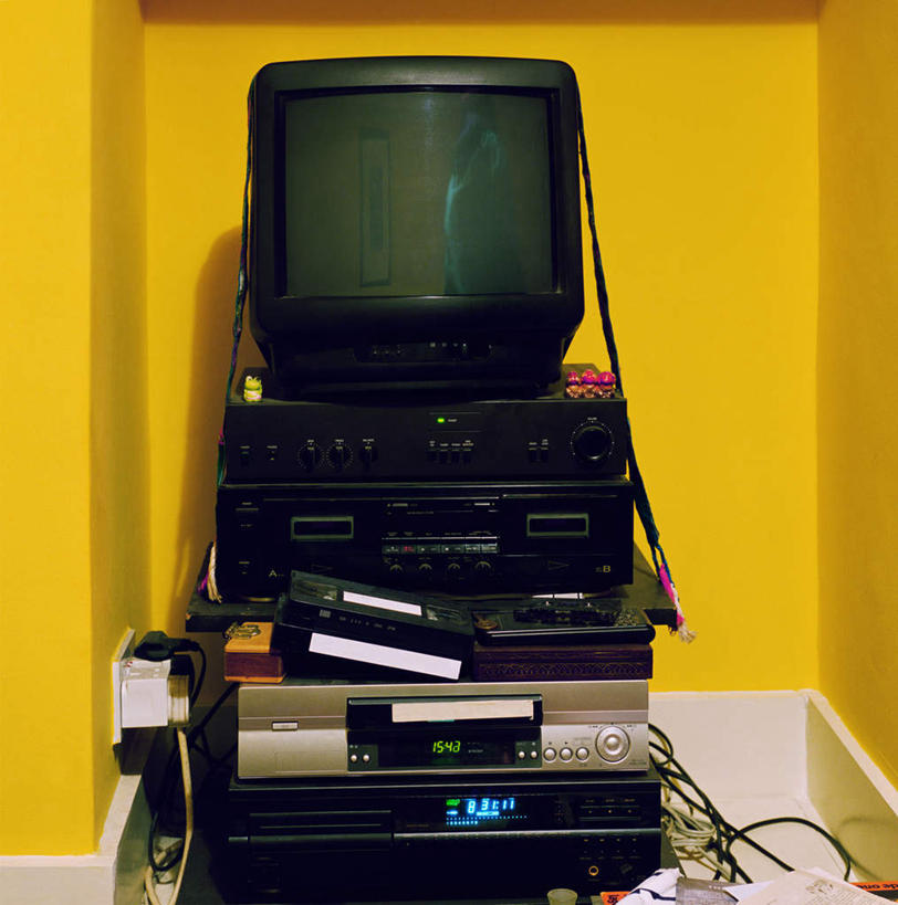 无人,竖图,室内,特写,白天,正面,静物,阴影,朦胧,模糊,光线,标志,数字,文字,影子,字符,墙,标识,墙壁,墙面,黄色,阿拉伯数字,影碟机,DVD播放机,DVD影碟机,光盘存储器,数字多功能光盘,彩图