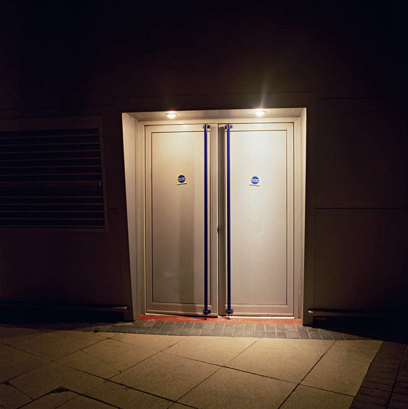 无人,竖图,室外,夜晚,正面,门,照明,阴影,光线,壁灯,瓷砖,地砖,影子,灯光,地面,灯,灯具,门框,打开,照亮,开启,彩图