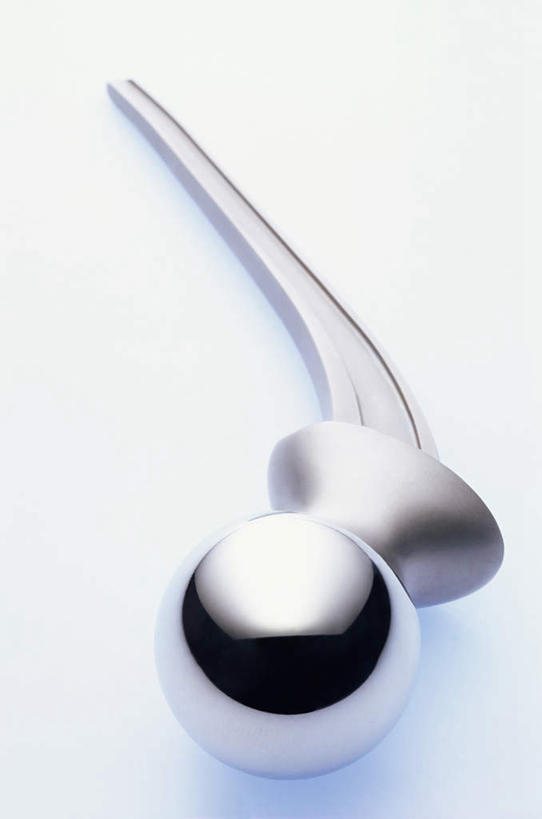 关节,无人,竖图,俯视,室内,特写,白天,白色背景,静物,金属制品,阴影,光线,金属,材料,影子,银色,摄影,影棚,医疗器械,人工,假肢,髋关节,质料,彩图,高角度拍摄,影棚拍摄,拍摄