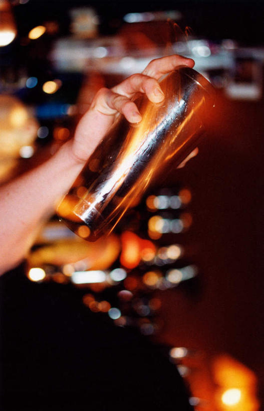 西方人,手,一个人,站,竖图,室内,特写,夜晚,侧面,工作服,制服,金属制品,欧洲,欧洲人,仅一个男性,仅一个人,仅一个中年男性,摇摆,阴影,朦胧,模糊,光线,金属,罐子,影子,置物架,调酒师,架子,瓶子,站着,手部,单手,摇晃,陈列架,工作制服,搁架,男人,男性,中年男性,白种人,站立,半身,彩图,工作套服