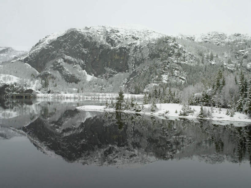 无人,横图,室外,白天,正面,旅游,度假,湖,湖泊,石头,美景,森林,山,树林,水,雪,雪山,植物,大雪,松树,波纹,石子,冰,湖面,积雪,景观,山峰,水流,水面,雪景,冬季,冬天,涟漪,山峦,娱乐,树,树木,绿色,倒影,水纹,自然,波浪,湖水,享受,休闲,景色,放松,寒冷,生长,成长,冰冷,倒映,自然风光,坚定,水晕,长寿,严寒,冰凉,酷寒,凛冽,凛凛,贞洁,极冷,反照,石块,岩石,彩图