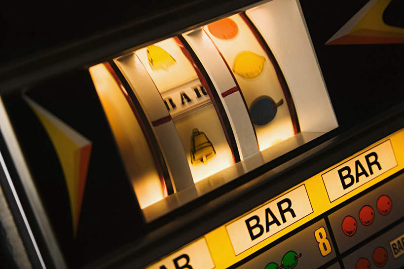 无人,横图,室内,特写,白天,正面,游戏,赌博,贪欲,竞争,静物,水果,一排,阴影,朦胧,模糊,新鲜,整齐,光线,英文,标志,文字,影子,字符,字母,生食,食品,果实,玩,娱乐,标识,刺激,食物,排列,一个,休闲,赌场,有机食品,绿色食品,单个,活动,英文字母,队列,发泄,消遣,智力,赌博机,老虎机,博彩,投机,侥幸,欲望,宣泄,柏青嫂,玩耍,嬉戏,彩图,胜负,输赢,娱乐场