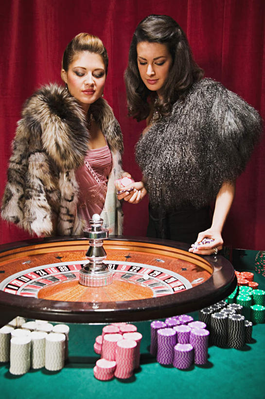 西方人,两个人,伙伴,朋友,站,笑,微笑,竖图,室内,白天,正面,游戏,友谊,赌博,贪欲,竞争,玩具,欧洲,欧洲人,一排,许多,握,阴影,服装,整齐,光线,影子,拿,玩,拿着,注视,休闲装,娱乐,刺激,排列,一个,衣服,观察,看,站着,休闲,休闲服,握着,筹码,赌场,服饰,帷幕,单个,观看,活动,堆,轮盘,计数,察看,队列,发泄,关注,消遣,智力,赌具,帷幔,幕布,幕帘,博彩,积累,累积,投机,侥幸,欲望,宣泄,筹马,帷幔布,轮盘赌,记数,友情,年轻女性,女人,女性,白种人,玩耍,嬉戏,站立,半身,彩图,胜负,输赢,娱乐场