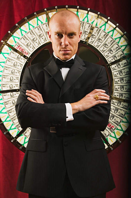 西方人,一个人,警卫,站,双手交叉,竖图,室内,白天,正面,衬衫,西装,游戏,赌博,贪欲,竞争,钱,美元,欧洲,欧洲人,仅一个男性,仅一个人,阴影,套装,正装,光线,钱币,影子,领带,美金,玩,注视,职业装,娱乐,刺激,仅一个年轻男性,转盘,观察,看,站着,休闲,钞票,金融,纸币,赌场,帷幕,经济,观看,活动,察看,双手抱胸,发泄,关注,消遣,智力,帷幔,幕布,幕帘,博彩,流通,纸钞,贸易,保镖,投机,侥幸,欲望,宣泄,帷幔布,货币,现金,男人,男性,年轻男性,白种人,玩耍,嬉戏,站立,半身,彩图,衬衣,胜负,输赢,娱乐场