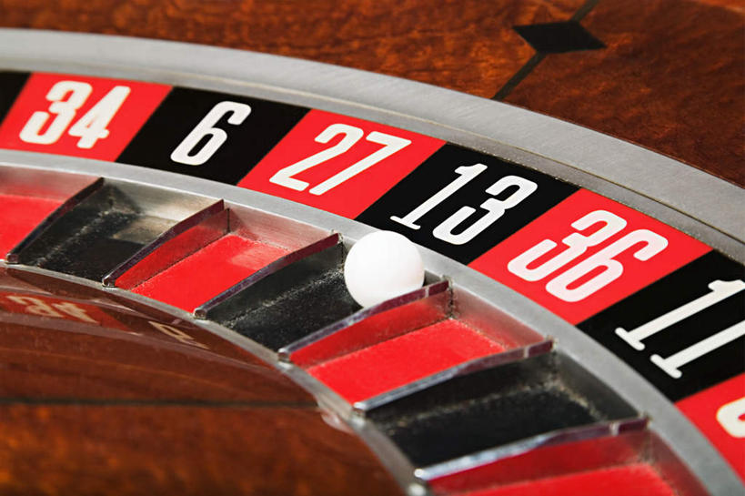 无人,横图,室内,特写,白天,正面,游戏,赌博,贪欲,竞争,静物,一排,阴影,朦胧,模糊,整齐,光线,标志,数字,文字,影子,字符,塑料,玩,娱乐,标识,刺激,球,排列,一个,塑料制品,休闲,赌场,阿拉伯数字,单个,活动,轮盘,队列,发泄,消遣,智力,赌具,博彩,投机,侥幸,欲望,宣泄,轮盘赌,玩耍,嬉戏,彩图,胜负,输赢,娱乐场