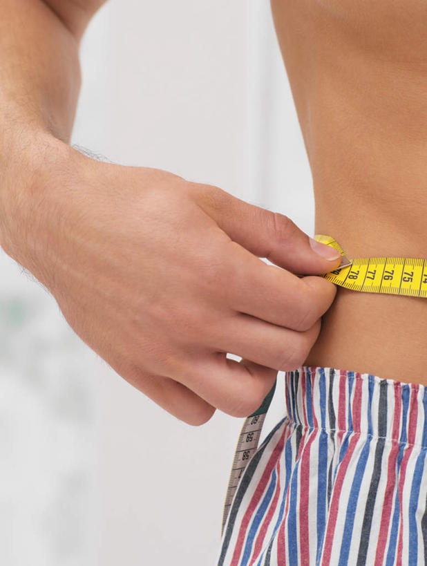 西方人,手,一个人,站,竖图,室内,特写,白天,正面,装修,建筑,欧洲,欧洲人,仅一个男性,仅一个人,握,阴影,条纹,睡裤,朦胧,模糊,光线,测量,皮尺,影子,刻度,墙,拿,拿着,裸露,墙壁,墙面,仅一个年轻男性,一个,白色,尺,软尺,站着,手部,握着,单个,测量工具,单手,尺子,裸,量具,量仪,塑料卷尺,纤维尺,纤维圆尺,圆尺,男人,男性,年轻男性,白种人,站立,半身,彩图