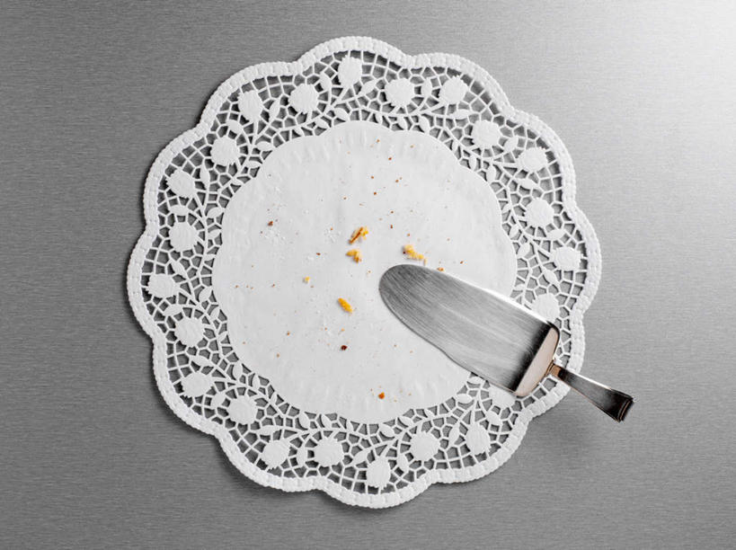 点心,面包,无人,横图,俯视,室内,特写,白天,餐桌,桌子,餐具,阴影,花纹,装饰,光线,铲子,碟子,盘,影子,食品,面点,食物,糕点,一个,盘子,碟,单个,餐台,华丽,修饰,点缀,面包屑,衬托,美观,雅致,雅观,彩图,高角度拍摄