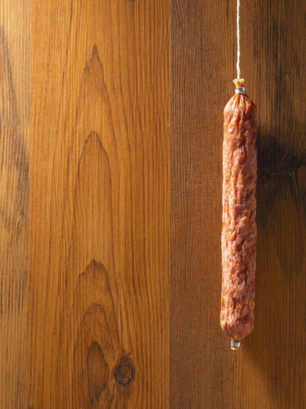 无人,竖图,室内,特写,白天,正面,一根,吊挂,悬挂,阴影,光线,木制,影子,墙,香肠,腊肠,挂,墙壁,墙面,草绳,木制品,绳子,摄影,影棚,绳索,稻草绳,彩图,影棚拍摄,拍摄